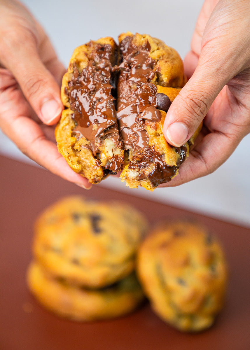 hands on delicious nutella crunchy cookie